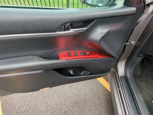 Used 2020 Toyota Camry XLE image 8