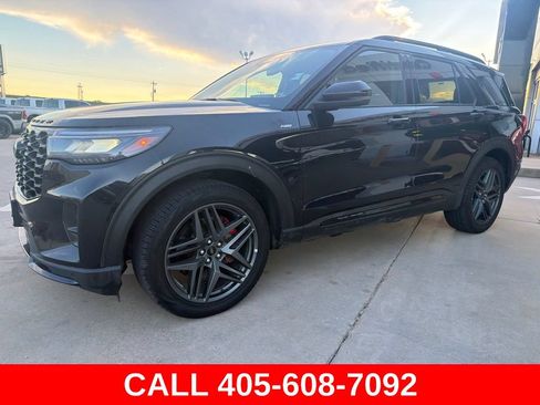 Used 2025 Ford Explorer ST-Line w/ ST-Line Street Pack AWD/4WD image 7