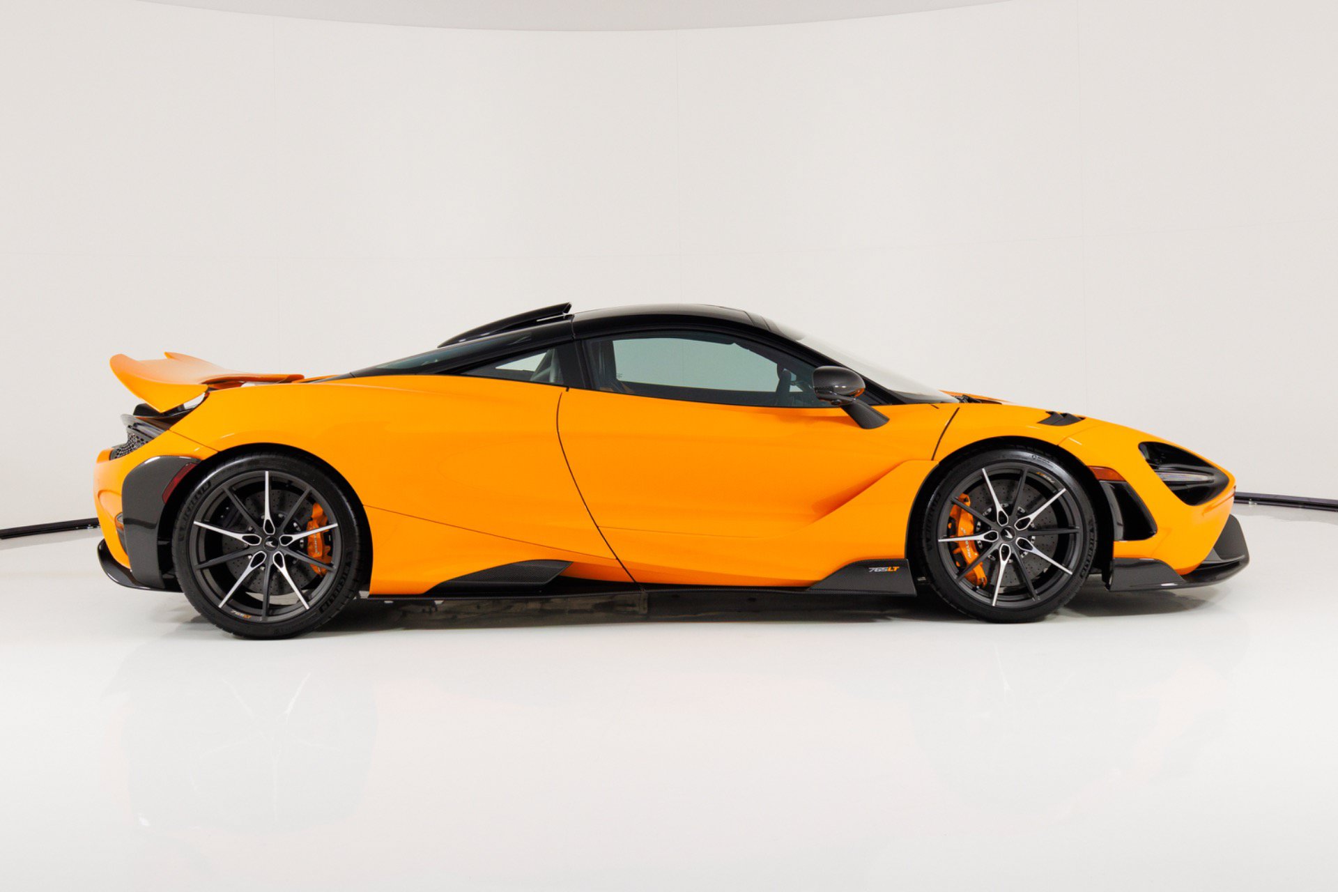 Used 2021 McLaren 765LT RWD image 2