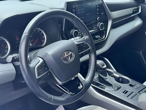 Used 2021 Toyota Highlander LE AWD/4WD image 15