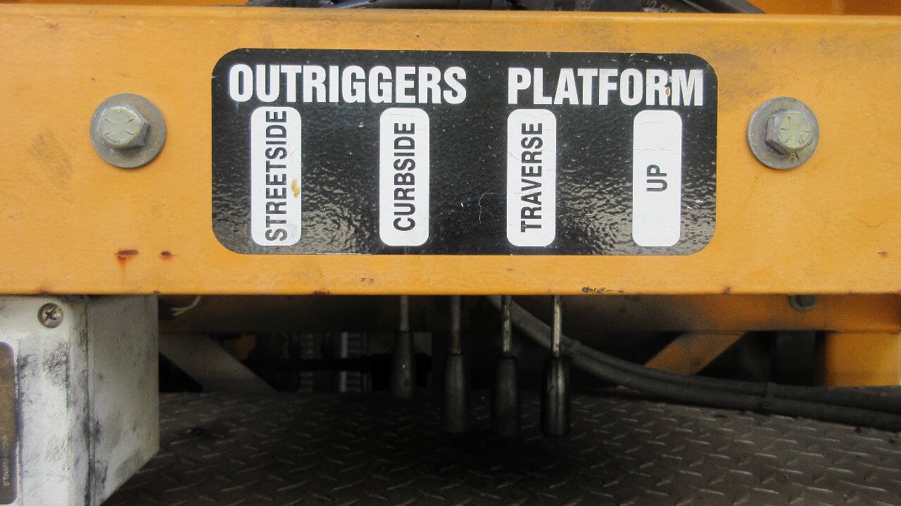 Used 2007 Ford F550 2WD Regular Cab Super Duty image 15