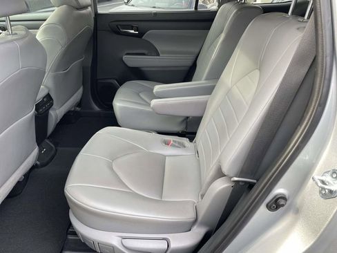 Used 2021 Toyota Highlander XLE image 22