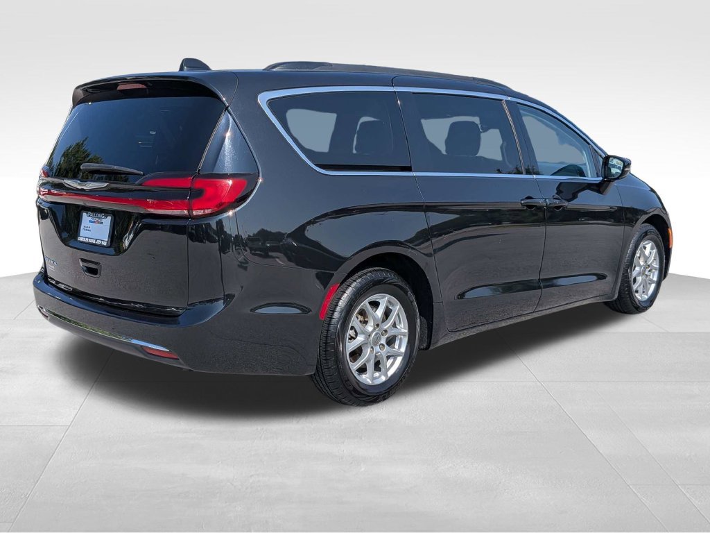 Used 2024 Chrysler Pacifica Touring-L FWD image 4