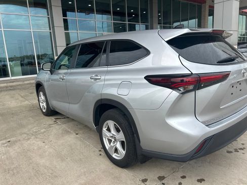 Used 2024 Toyota Highlander LE AWD/4WD image 14