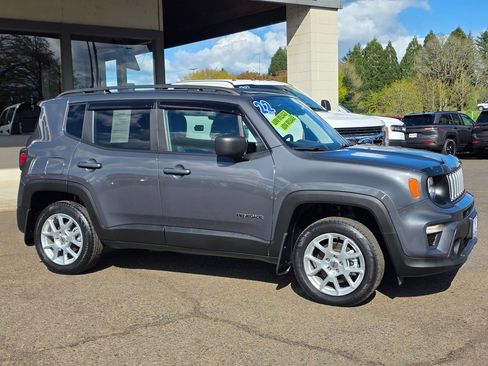 Used 2022 Jeep Renegade Sport w/ Sport Appearance Group AWD/4WD image 3