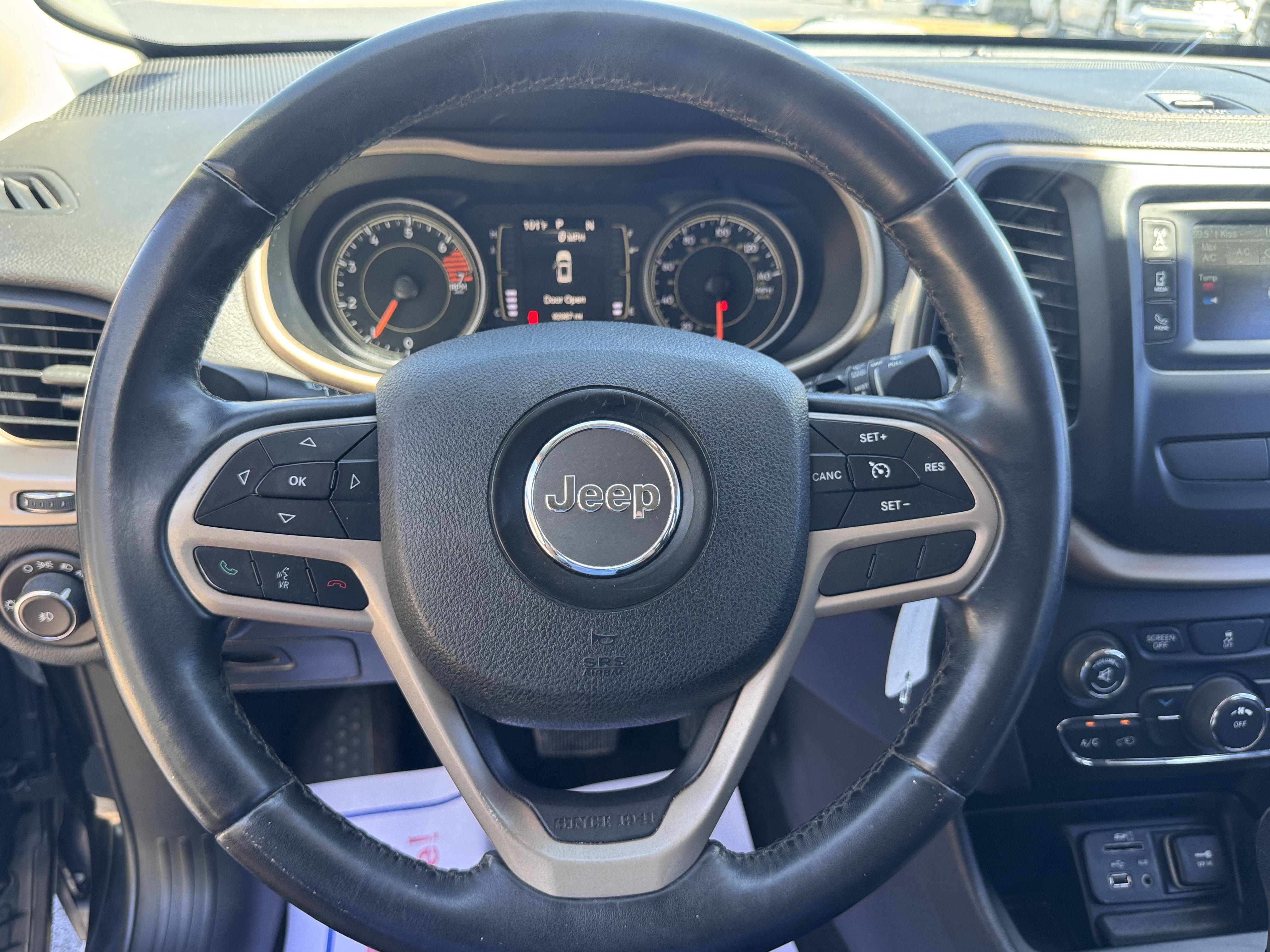 Used 2017 Jeep Cherokee Latitude FWD image 18
