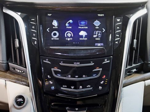 Used 2020 Cadillac Escalade Luxury AWD/4WD image 19