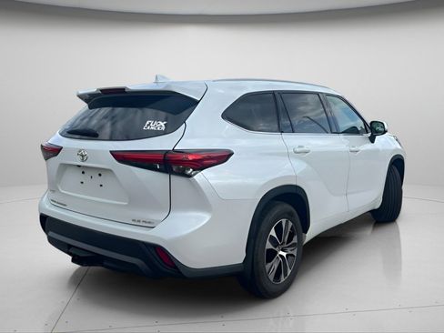 Used 2022 Toyota Highlander XLE AWD/4WD image 6