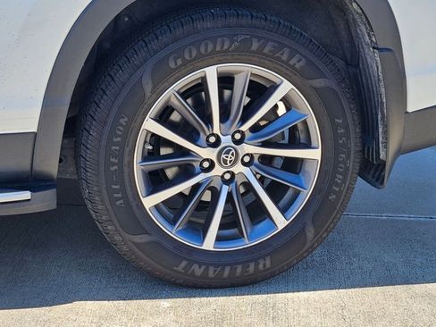 Used 2019 Toyota Highlander XLE FWD image 14