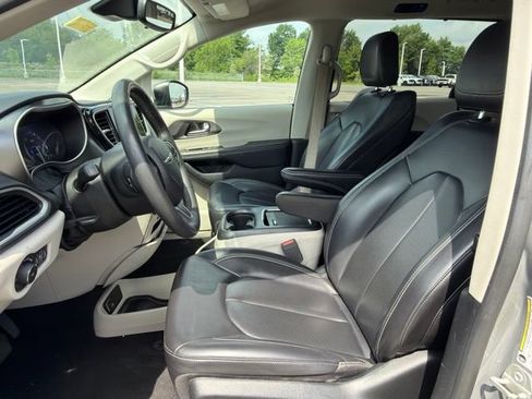 Used 2023 Chrysler Pacifica Touring-L FWD image 25