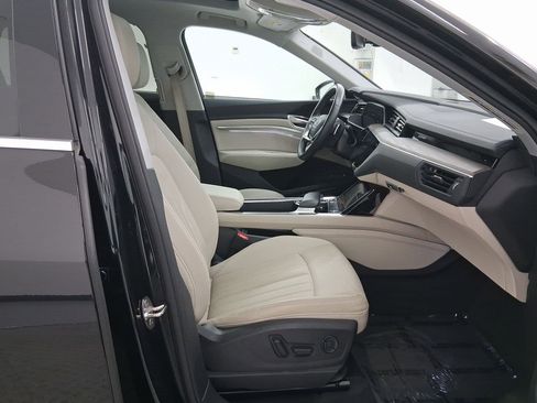 Used 2022 Audi e-tron Premium Plus image 36