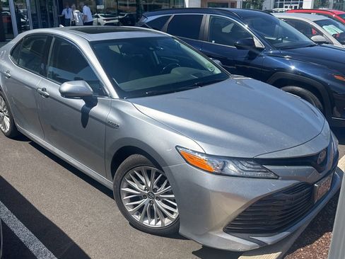 Used 2019 Toyota Camry XLE w/ Sunroof Package FWD image 4
