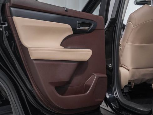 Used 2022 Toyota Highlander XLE image 34