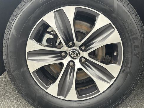 Used 2021 Toyota Highlander XLE image 8