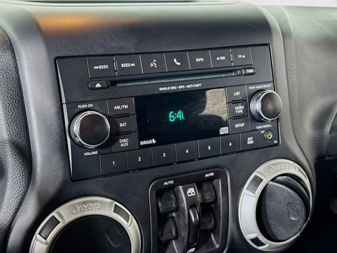 Used 2018 Jeep Wrangler Unlimited Sahara w/ Connectivity Group image 10