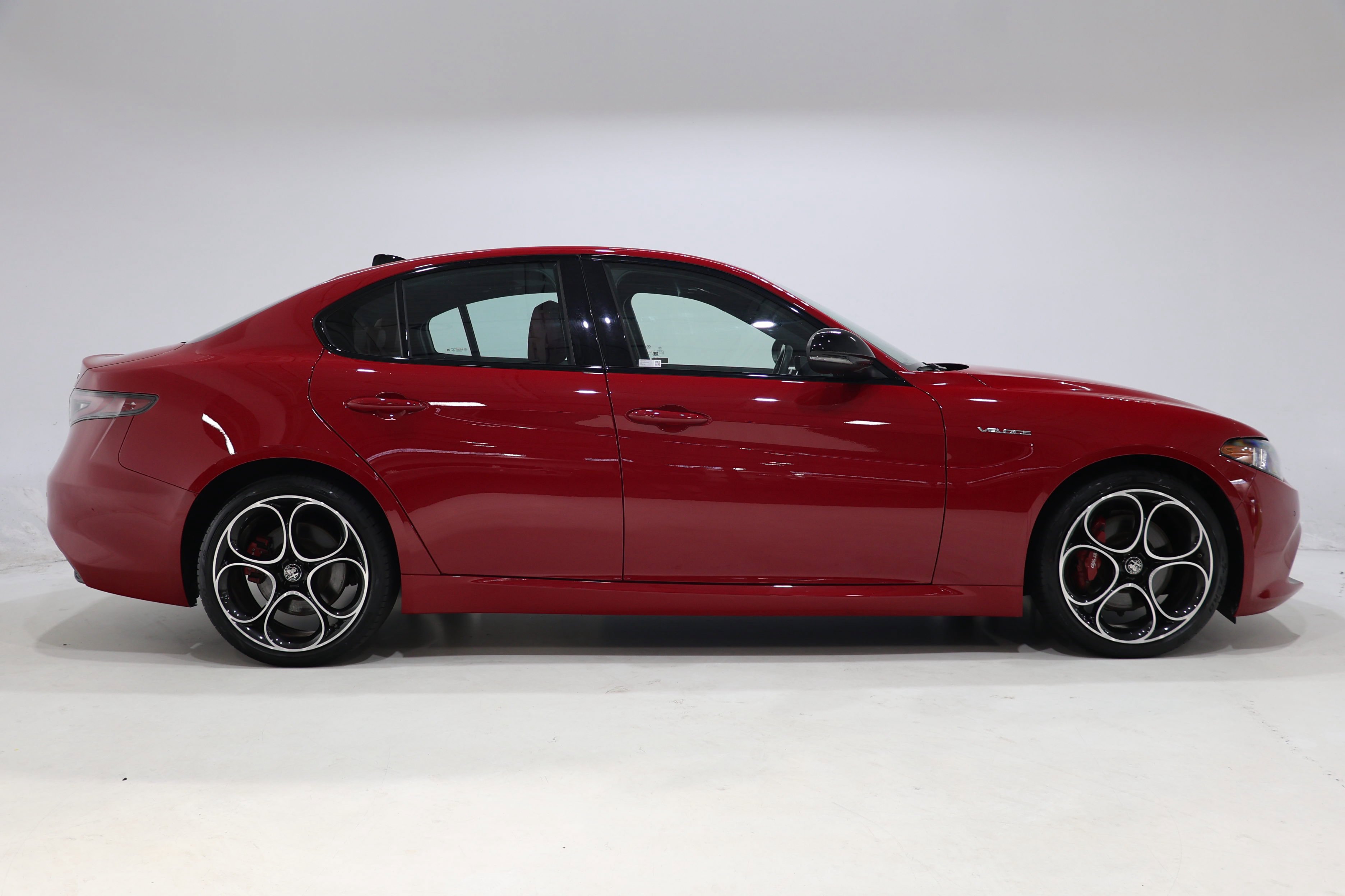 Certified 2024 Alfa Romeo Giulia Veloce AWD/4WD image 8