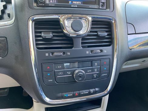 Used 2016 Chrysler Town & Country Touring image 67
