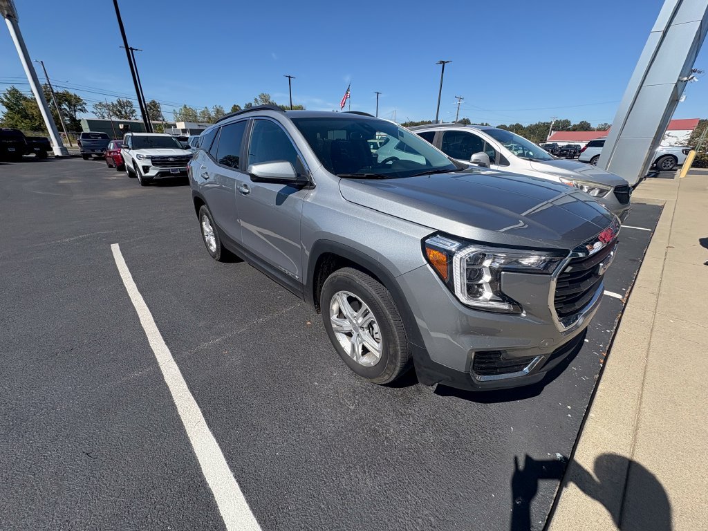 Used 2024 GMC Terrain SLE w/ Driver Convenience Package AWD/4WD image 4