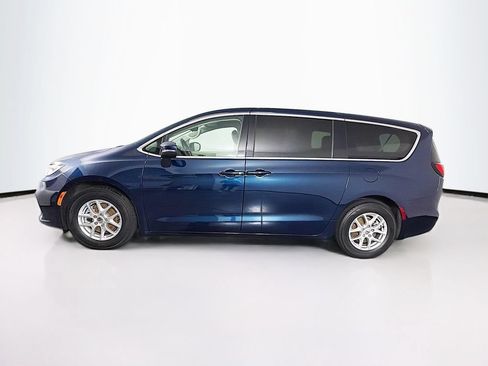 Used 2023 Chrysler Pacifica Touring-L FWD image 6