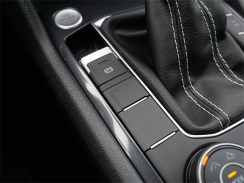 Certified 2024 Volkswagen Tiguan SE R-Line image 33