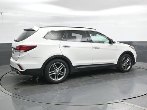 Used 2017 Hyundai Santa Fe AWD image 3