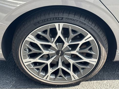 Used 2025 Genesis G90 3.5T AWD/4WD image 17