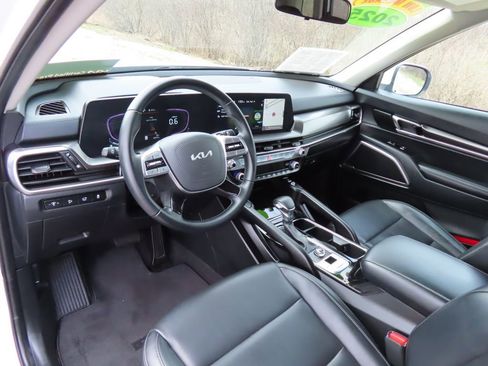 Certified 2025 Kia Telluride S FWD image 24