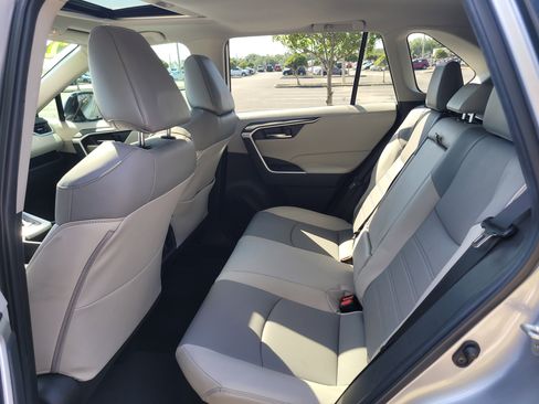 Used 2022 Toyota RAV4 XLE Premium image 15