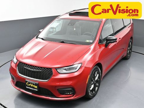 Used 2025 Chrysler Pacifica Limited image 49