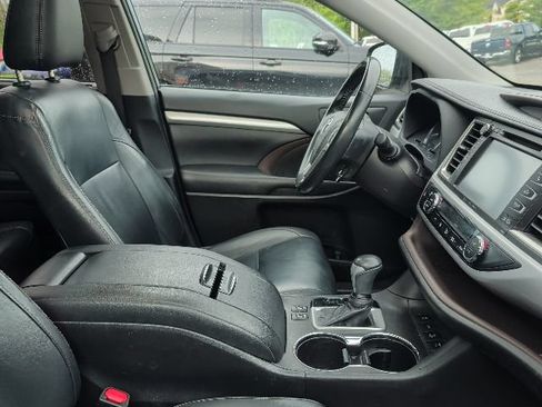 Used 2019 Toyota Highlander XLE AWD/4WD image 11