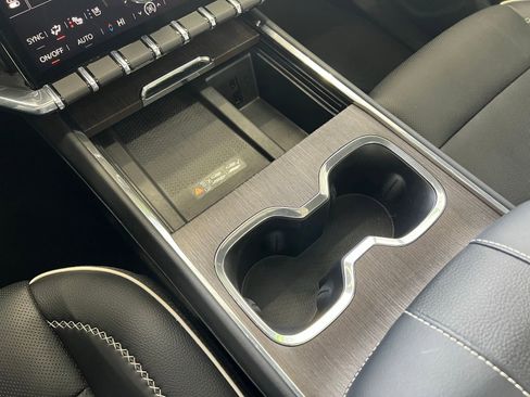 Used 2024 GMC Acadia Denali image 15