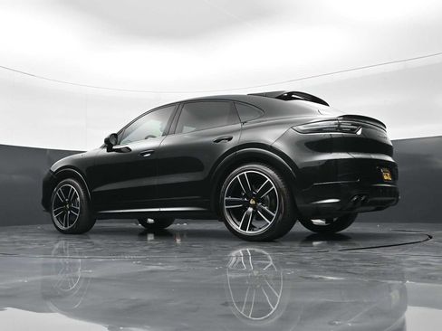 Certified 2023 Porsche Cayenne GTS AWD/4WD image 41