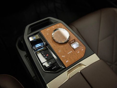 Used 2023 BMW iX xDrive50 w/ Premium Package image 18