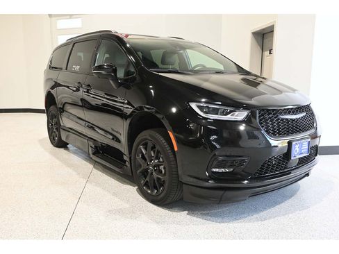 Used 2023 Chrysler Pacifica Touring-L w/ S Appearance Package FWD image 3