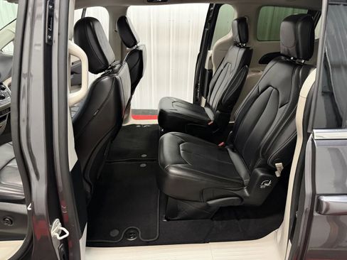 Used 2023 Chrysler Pacifica Touring-L FWD image 39