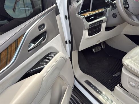 Used 2023 Cadillac Escalade ESV Sport Platinum w/ LPO, ONYX Package AWD/4WD image 16