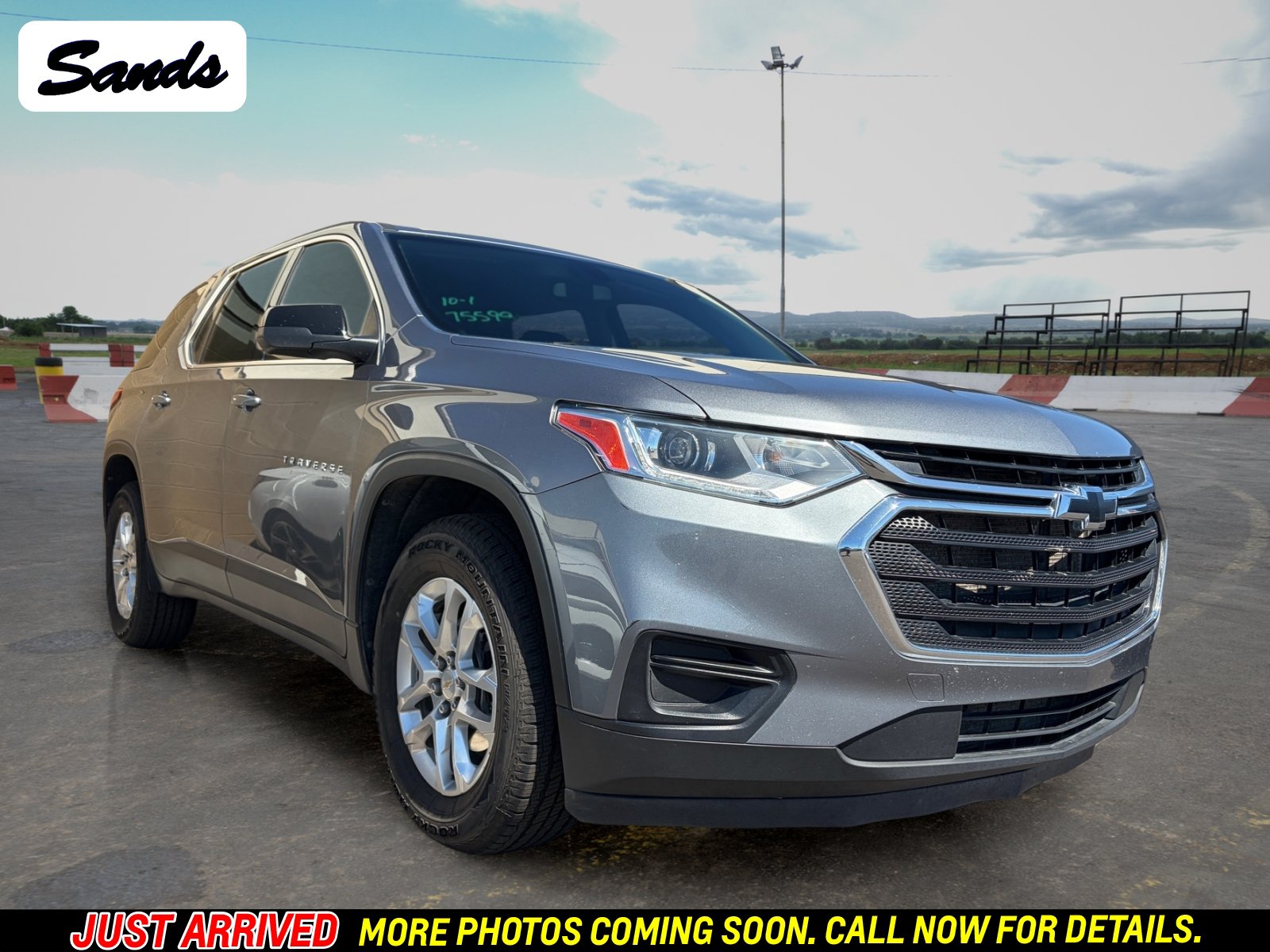 Used 2021 Chevrolet Traverse LS FWD image 1