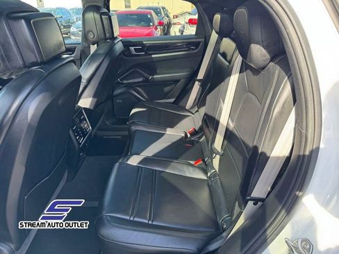 Used 2023 Porsche Cayenne Platinum Edition image 33