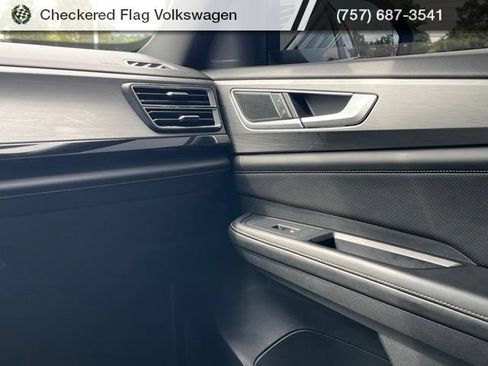 Used 2024 Volkswagen Atlas Cross Sport SE AWD/4WD image 32