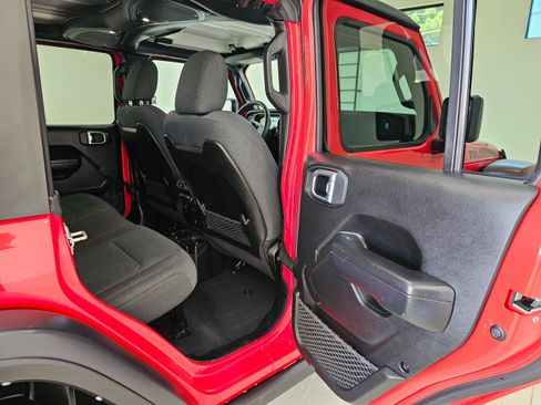 Used 2024 Jeep Wrangler Unlimited Rubicon AWD/4WD image 31