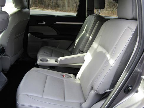 Used 2016 Toyota Highlander XLE image 30