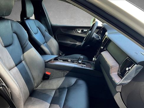 Certified 2022 Volvo XC60 B5 Momentum image 24
