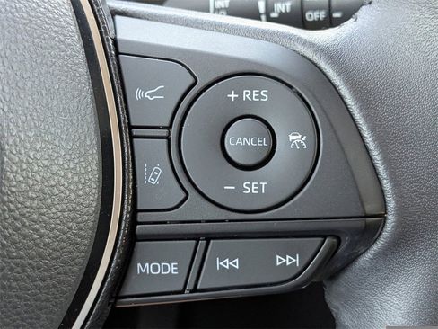 Used 2021 Toyota RAV4 XLE Premium image 19