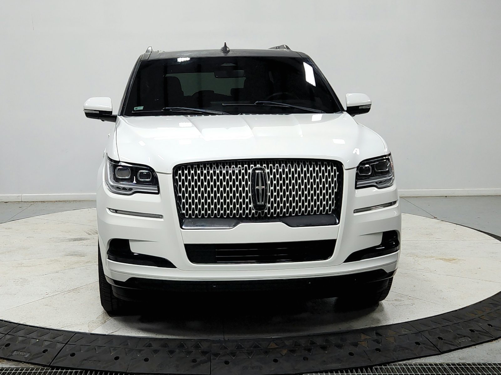Used 2023 Lincoln Navigator Reserve AWD/4WD image 3