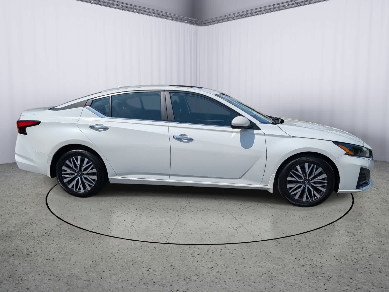 Used 2023 Nissan Altima 2.5 SV w/ SV Premium Package FWD image 2