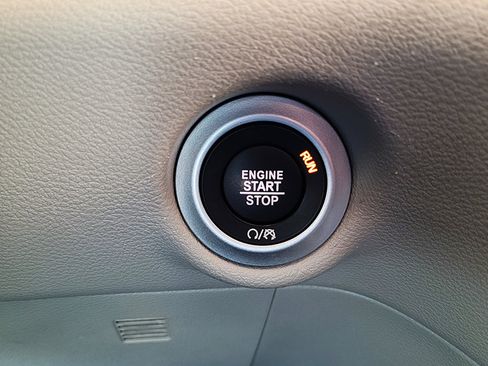 Used 2024 Chrysler Pacifica Touring-L image 14