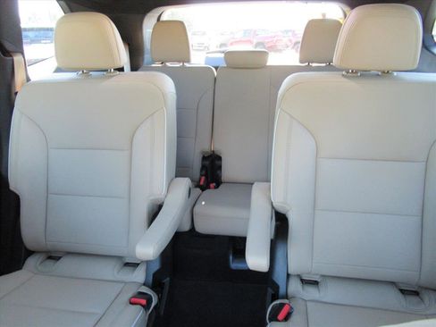 Used 2025 Buick Enclave Preferred w/ Power Package image 19