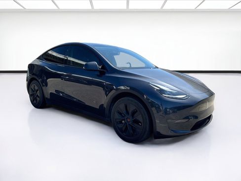 Used 2024 Tesla Model Y Long Range RWD image 3