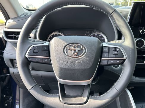 Used 2025 Toyota Highlander XLE image 6