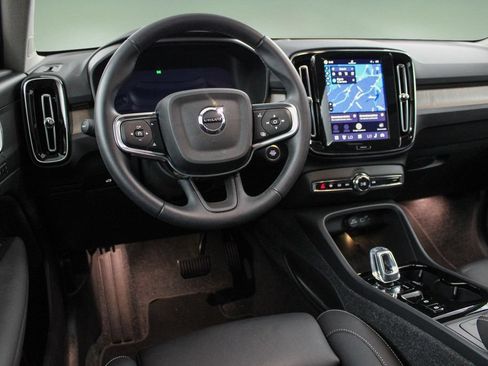 Certified 2025 Volvo XC40 B5 Plus AWD/4WD image 17